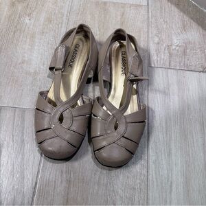Classique women’s tan  shoes - size 7